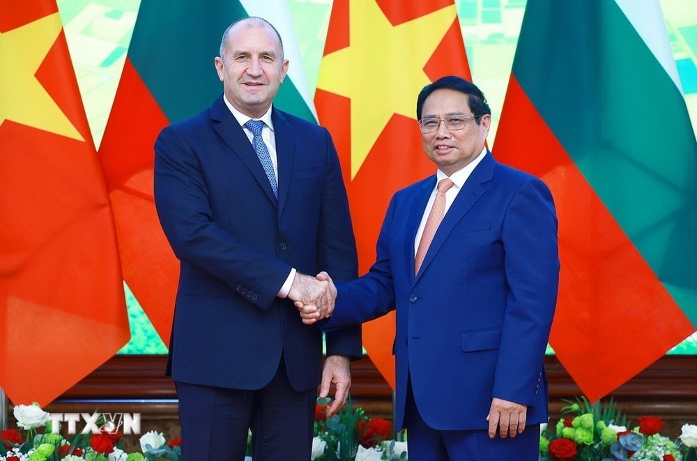 Thủ tướng Phạm Minh Chính hội kiến Tổng thống Cộng hòa Bulgaria Rumen Radev. Ảnh: Dương Giang/TTXVN