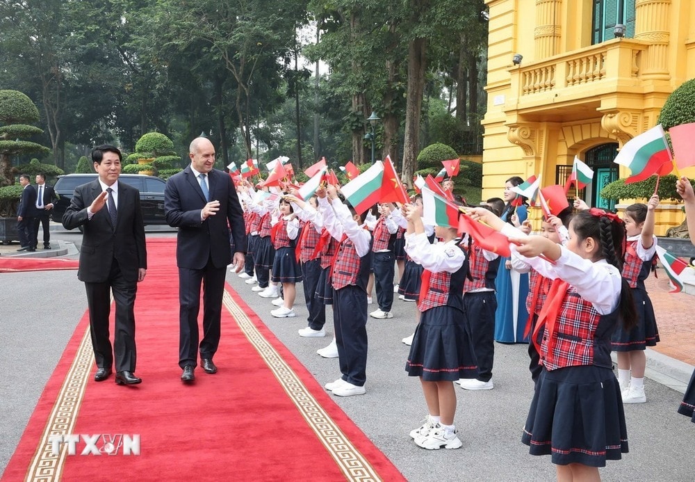 Thiếu nhi Hà Nội chào mừng Tổng thống Bulgaria Rumen Radev và Phu nhân thăm chính thức Việt Nam. Ảnh: Lâm Khánh/TTXVN