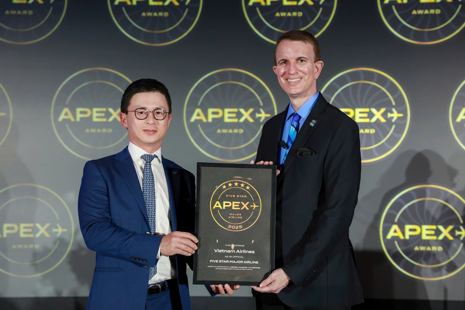 anh-1-ong-ha-minh-quang-truong-chi-nhanh-vietnam-airlines-tai-my-dai-dien-nhan-danh-hieu-tu-apex-anh-vna.jpg