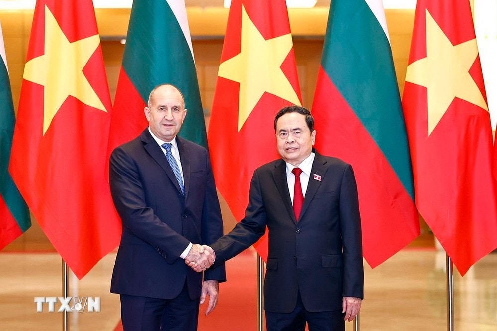 Chủ tịch Quốc hội Trần Thanh Mẫn và Tổng thống Cộng hòa Bulgaria Rumen Radev chụp ảnh chung. Ảnh: Doãn Tấn/TTXVN