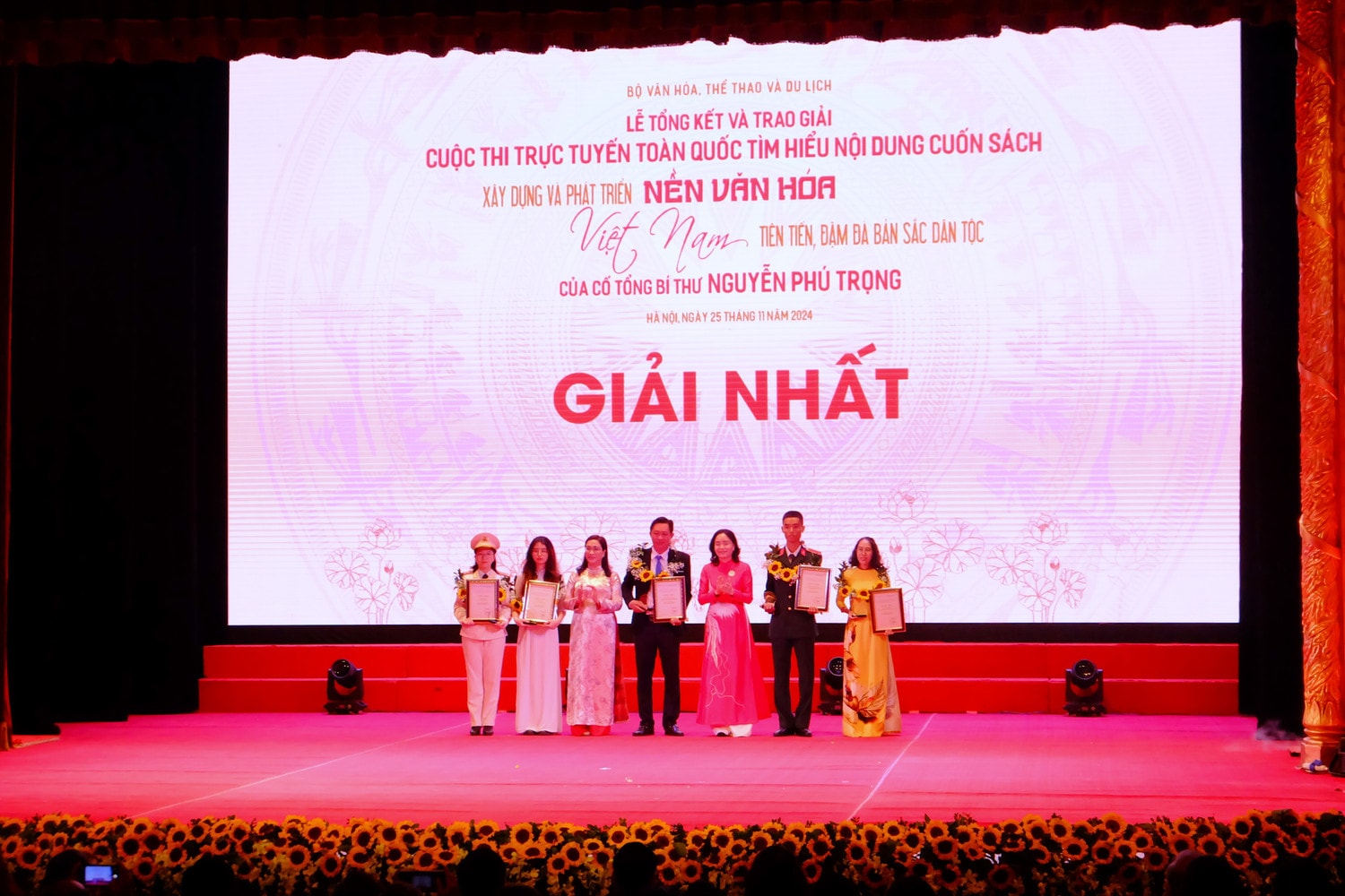 Phó Trưởng Ban Tuyên giáo Trung ương Đinh Thị Mai, Thứ trưởng Bộ Văn hóa, Thể thao và Du lịch Trịnh Thị Thủy trao giải Nhất cho các cá nhân