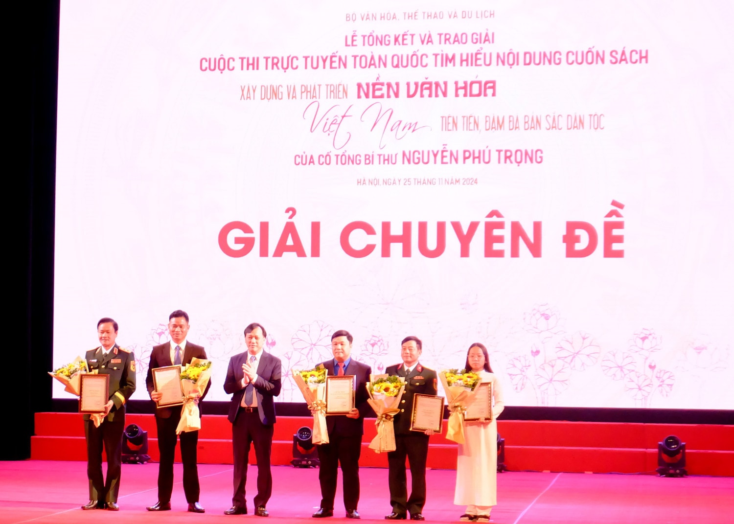 Phó Chủ nhiệm Ủy ban Văn hóa, Giáo dục Phan Viết Lượng trao giải Chuyên đề cho các tập thể, cá nhân