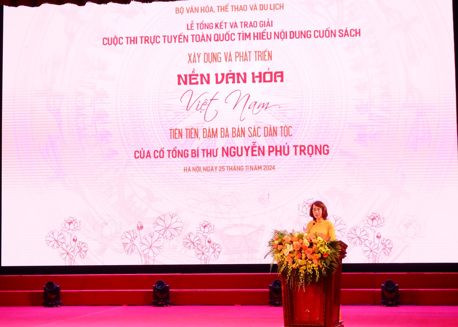 Vụ trưởng Vụ Thư Viện, Bộ Văn hóa, Thể thao và Du lịch Kiều Thúy Nga, Trưởng Ban tổ chức Cuộc thi phát biểu tại Lễ tổng kết và trao giải