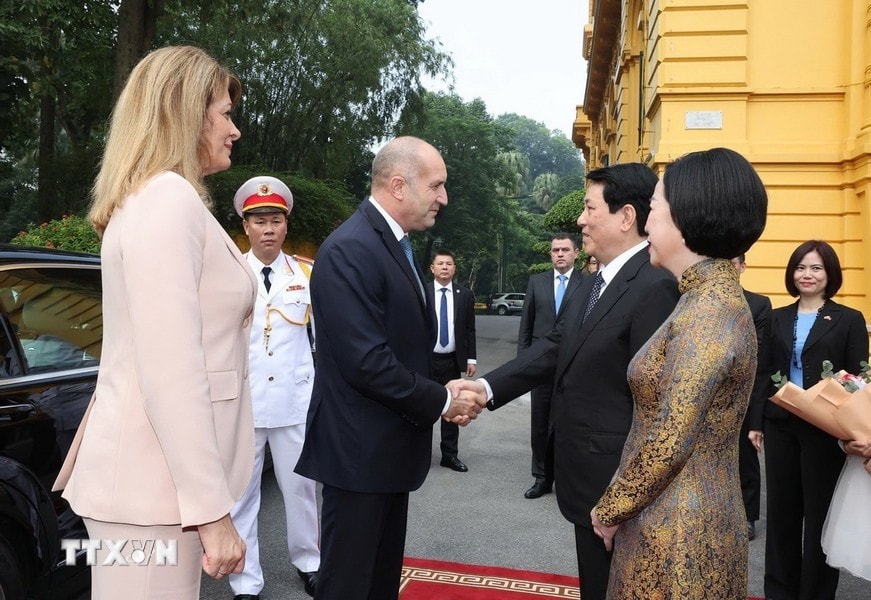 Chủ tịch nước Lương Cường và Phu nhân đón Tổng thống Bulgaria Rumen Radev và Phu nhân. Ảnh: Lâm Khánh/TTXVN