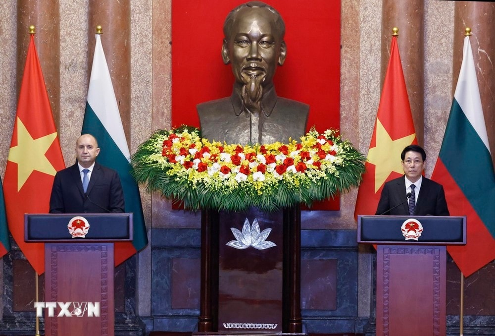 Chủ tịch nước Lương Cường và Tổng thống Bulgaria Rumen Radev tại cuộc gặp gỡ báo chí. Ảnh: Lâm Khánh/TTXVN