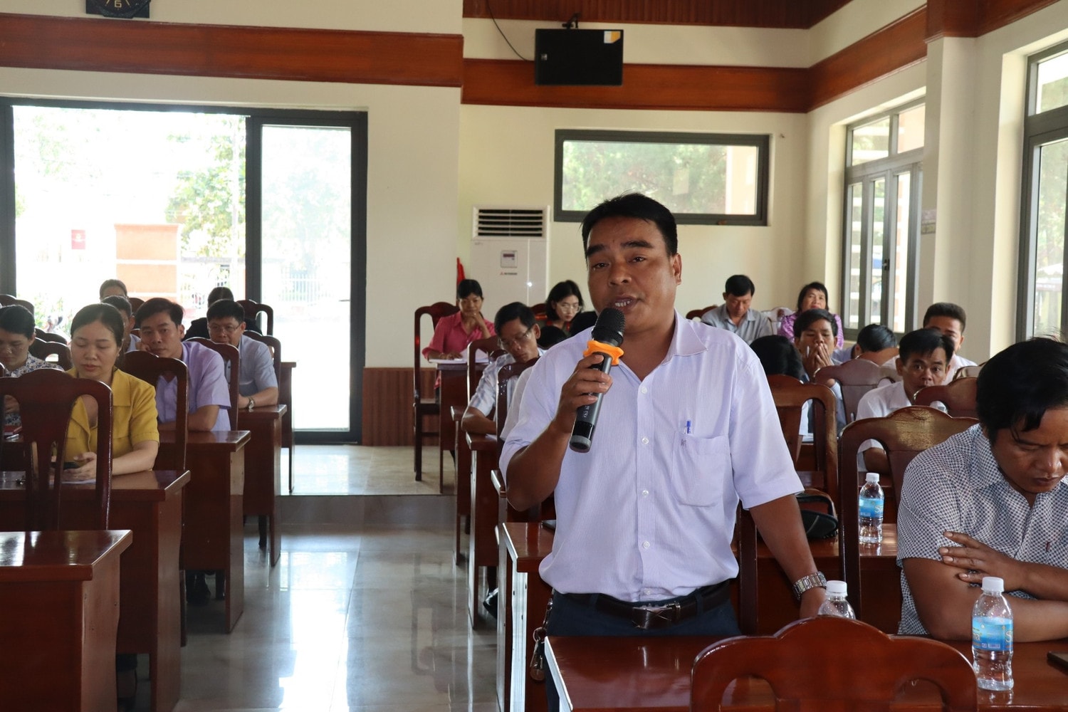 Cử tri huyện Khánh Sơn kiến nghị trong một buổi TXCT với đại biểu dân cử. Ảnh: Văn Kỳ