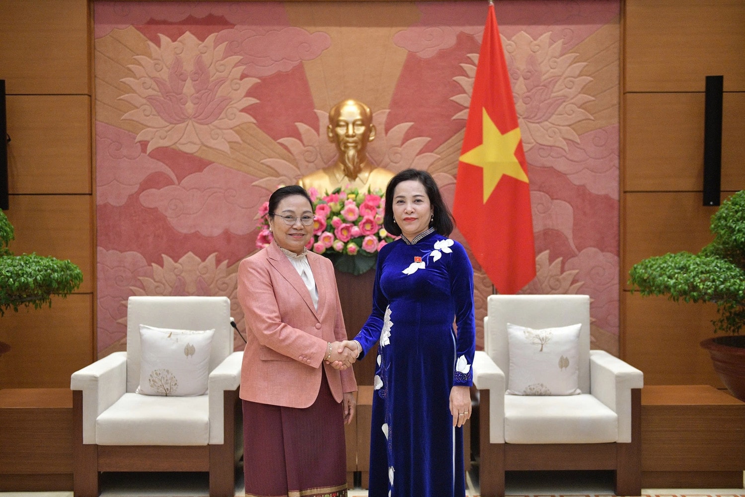 Phó Chủ tịch Quốc hội Nguyễn Thị Thanh chào mừng Đại sứ Khamphao Ernthavanh