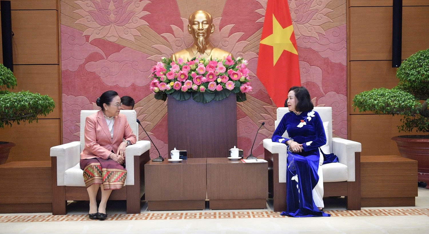 Phó Chủ tịch Quốc hội Nguyễn Thị Thanh tiếp Đại sứ Khamphao Ernthavanh