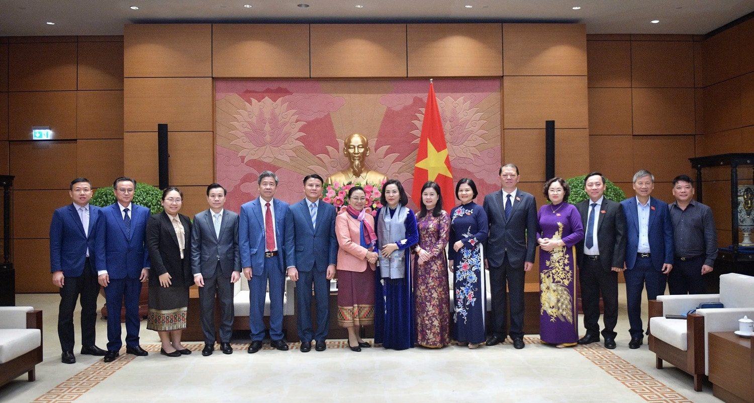 Phó Chủ tịch Quốc hội Nguyễn Thị Thanh và Đại sứ Khamphao Ernthavanh cùng các đại biểu