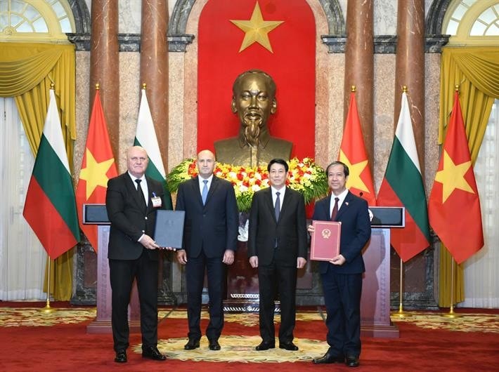 Bộ trưởng Bộ GD-ĐT Nguyễn Kim Sơn và Bộ trưởng Giáo dục và Khoa học Bulgaria ký văn kiện hợp tác giáo dục Việt Nam - Bulgaria ngày 25.11.2024 (Ảnh: TTXVN)