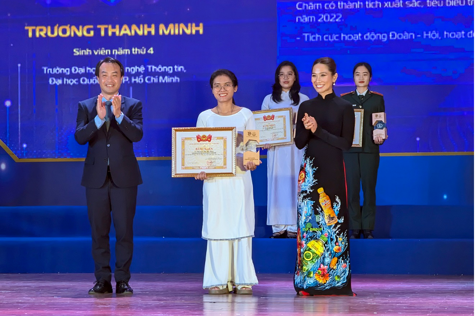 Ông Nguyễn Thiên Tú, Giám đốc Trung tâm Phát triển Khoa học công nghệ và Tài năng trẻ và bà Vũ Phương Thanh, Đại sứ thương hiệu Number 1, trao trao giải cho nữ sinh khoa học công nghệ Việt Nam. Ảnh: THP