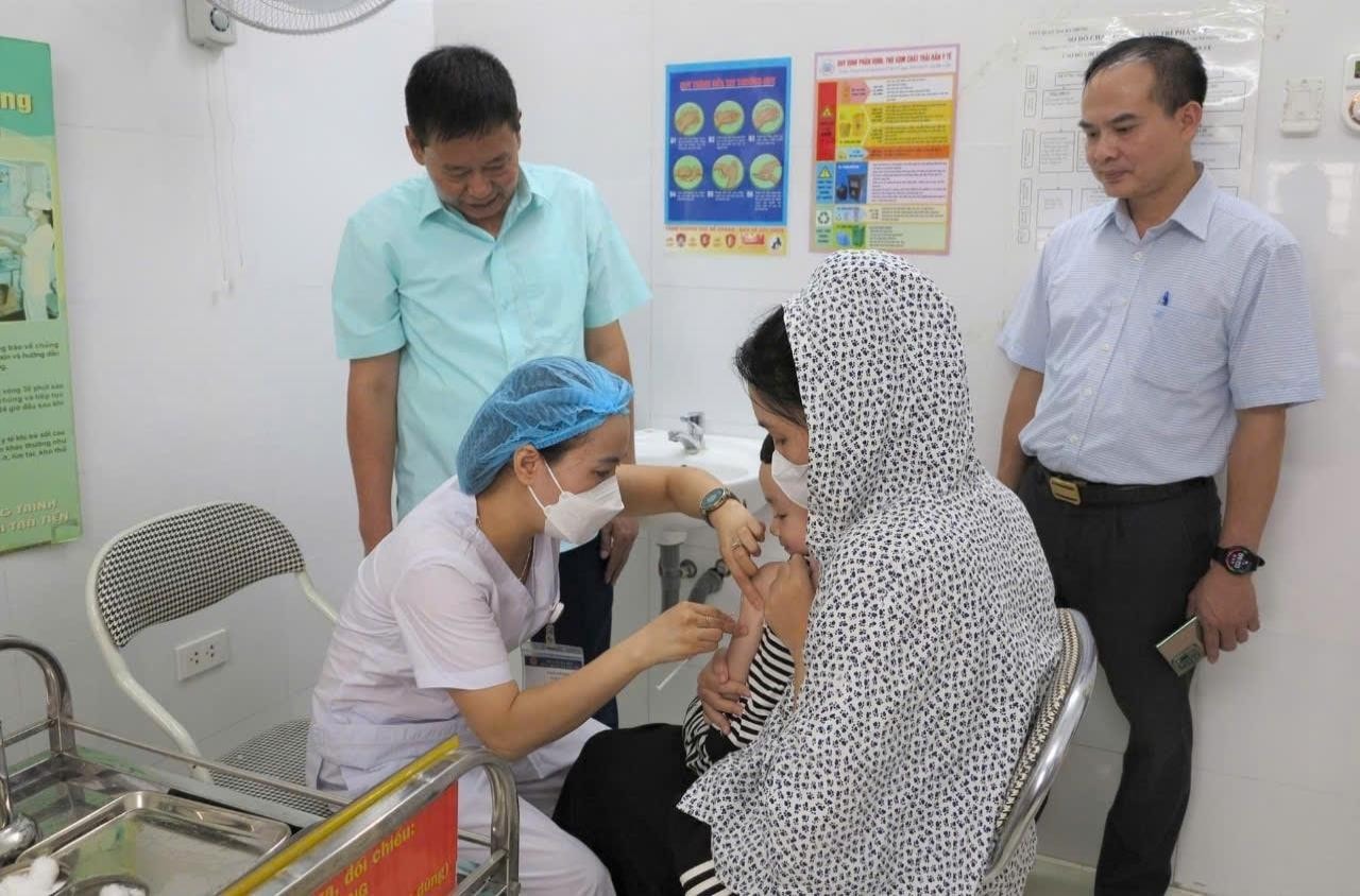 tiem-vaccine-cho-tre-o-hanoi.jpg