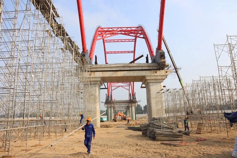 Chủ tịch UBND tỉnh Quảng Ngãi yêu cầu các chủ đầu tư đẩy nhanh tiến độ thi công các công trình. Ảnh: Tấn Tài