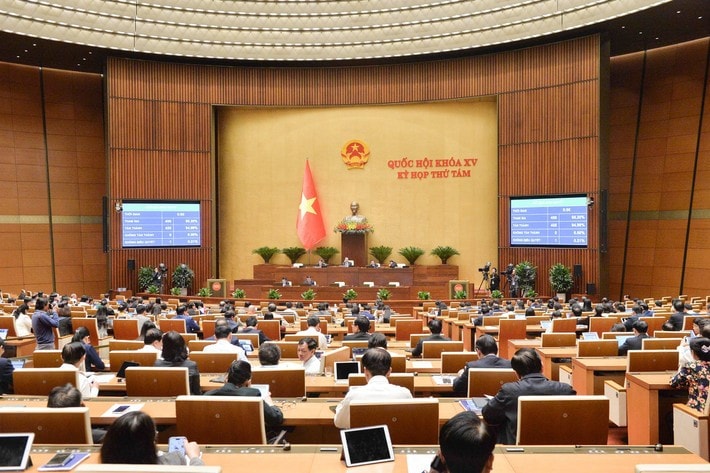 NA deputies vote to pass the Law on Urban and Rural Planning. (Photo: Ho Long) dot-hi.jpg