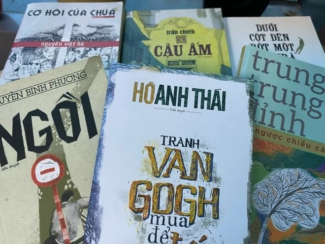 Một số tác phẩm văn chương đương đại. Ảnh: Thái Minh