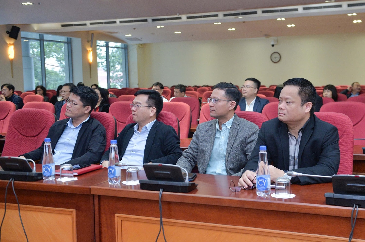 Phó Chủ nhiệm Văn phòng Quốc hội Vũ Minh Tuấn cùng các đại biểu tham dự Hội nghị tại điểm cầu Đảng bộ Cơ quan Văn phòng Quốc hội. Ảnh: Hồ Long