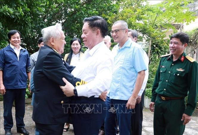 Trưởng Ban Tuyên giáo Trung ương Nguyễn Trọng Nghĩa cùng Anh hùng LLVTND Hồ Đắc Thạnh, nguyên thuyền trưởng tàu không số.