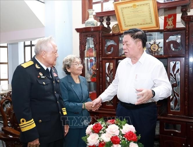 Trưởng Ban Tuyên giáo Trung ương Nguyễn Trọng Nghĩa trò chuyện với vợ chồng Anh hùng LLVTND Hồ Đắc Thạnh, nguyên thuyền trưởng tàu không số