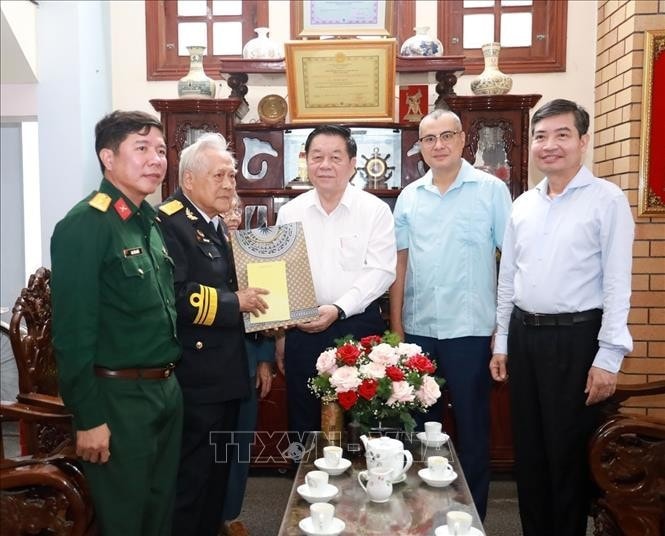 Trưởng Ban Tuyên giáo Trung ương Nguyễn Trọng Nghĩa và lãnh đạo tỉnh Phú Yên tặng quà cho Anh hùng LLVTND Hồ Đắc Thạnh, nguyên thuyền trưởng tàu không số