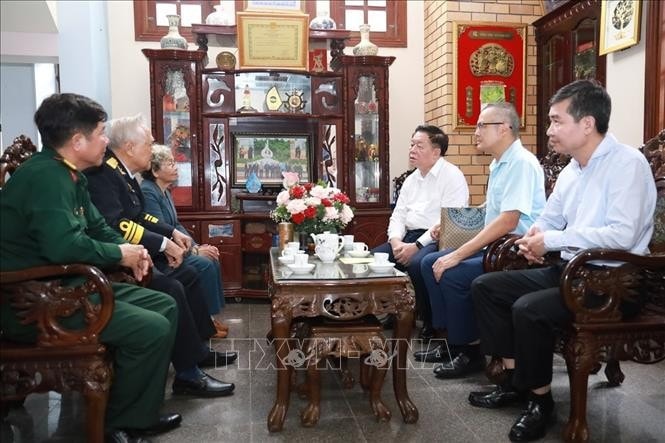 Trưởng Ban Tuyên giáo Trung ương Nguyễn Trọng Nghĩa và lãnh đạo tỉnh Phú Yên thăm gia đình Anh hùng LLVTND Hồ Đắc Thạnh, nguyên thuyền trưởng tàu không số