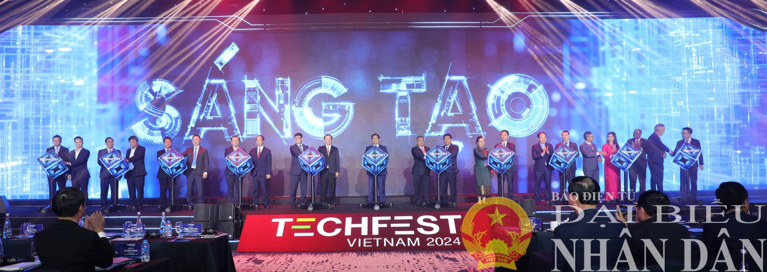 Thủ tướng Chính phủ Phạm Minh Chính cùng các đại biểu thực hiện nghi thức Khai mạc Techfest Việt Nam 2024