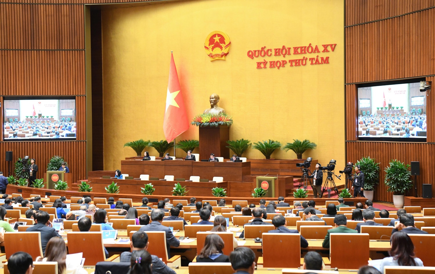 quang-canh-phien-hop-ngay-27111.jpg