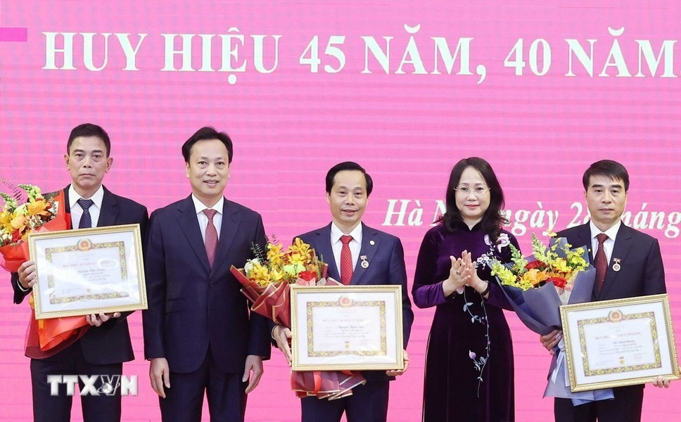 Phó Chánh Văn phòng Thường trực Văn phòng Trung ương Đảng Lâm Thị Phương Thanh và Phó Bí thư Đảng ủy Khối các Cơ quan Trung ương trao Huy hiệu 30 năm tuổi Đảng cho các đảng viên. Ảnh: Thống Nhất/TTXVN