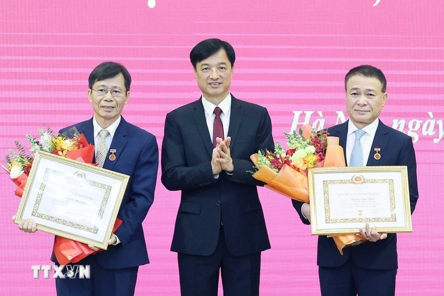 Chánh Văn phòng Trung ương Đảng Nguyễn Duy Ngọc trao Huy hiệu 40 năm tuổi Đảng cho các đảng viên. Ảnh: Thống Nhất/TTXVN
