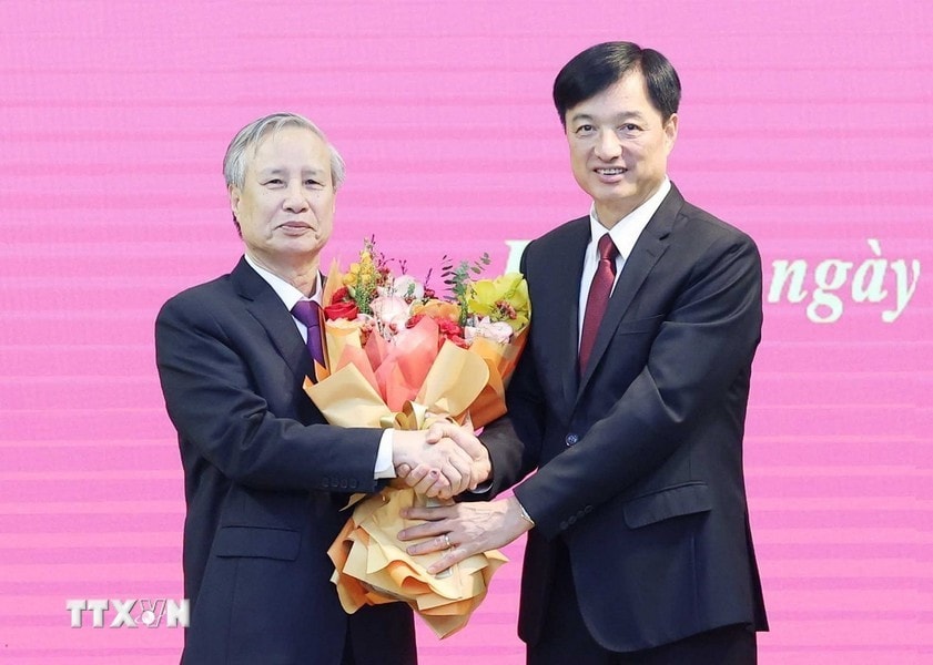Chánh Văn phòng Trung ương Đảng Nguyễn Duy Ngọc chúc mừng đồng chí Trần Quốc Vượng. Ảnh: Thống Nhất/TTXVN