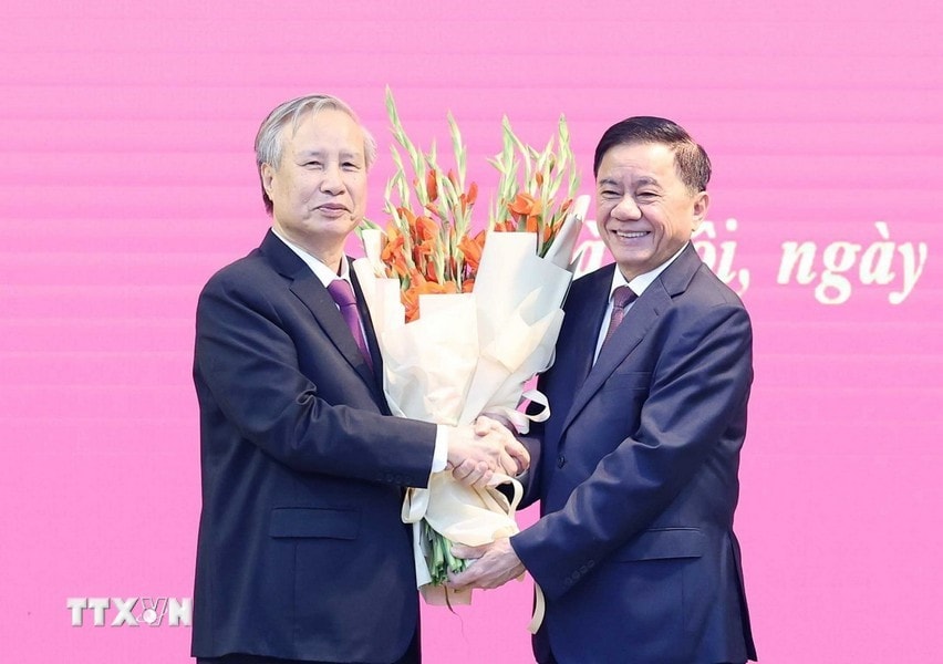 Thường trực Ban Bí thư, Chủ nhiệm Ủy ban Kiểm tra Trung ương Trần Cẩm Tú chúc mừng đồng chí Trần Quốc Vượng. Ảnh: Thống Nhất/TTXVN