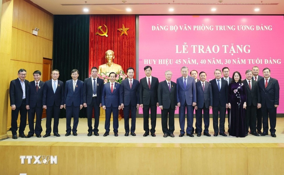 Tổng Bí thư Tô Lâm và các đại biểu cùng các đảng viên nhận Huy hiệu Đảng. Ảnh: Thống Nhất/TTXVN