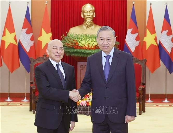 vna-potal-tong-bi-thu-to-lam-hoi-kien-quoc-vuong-campuchia-norodom-sihamoni-stand.jpg