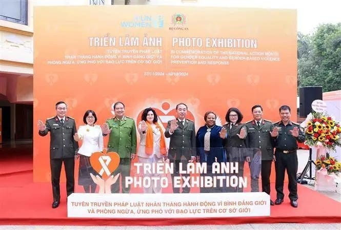 Participants at the opening of the photo exhibition in Hanoi on November 27. (Photo: VNA) Participants at the opening of the photo exhibition in Hanoi on November 27. (Photo: VNA)
