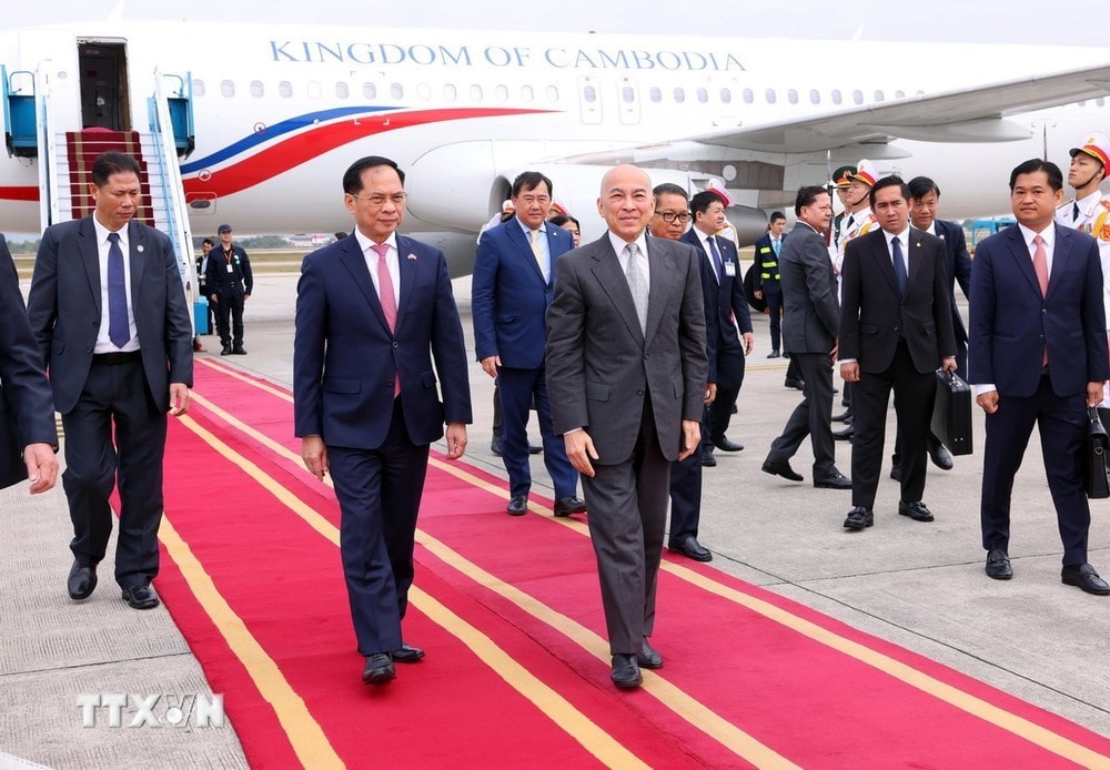Quốc vương Campuchia Norodom Sihamoni đến Hà Nội, bắt đầu thăm cấp Nhà nước tới Việt Nam. Ảnh: Phạm Kiên/TTXVN