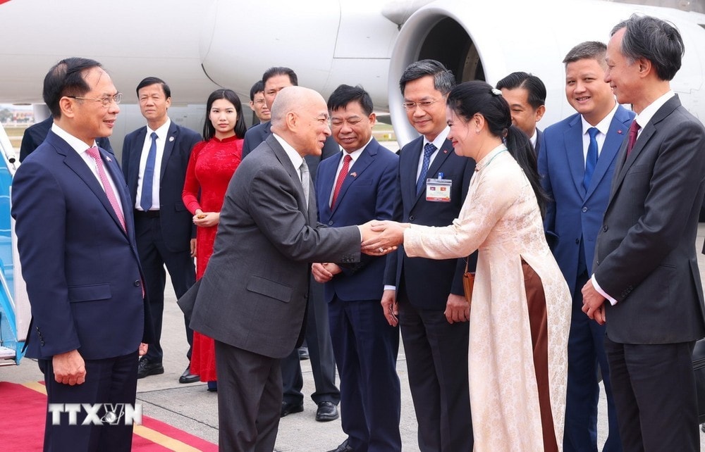 Đại diện lãnh đạo Bộ Ngoại giao, Văn phòng Chủ tịch nước và Đại sứ Việt Nam tại Campuchia Nguyễn Huy Tăng đón Quốc vương Campuchia Norodom Sihamoni tại Sân bay quốc tế Nội Bài, Hà Nội. Ảnh: Phạm Kiên/TTXVN