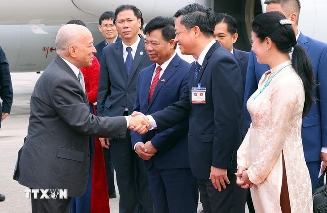 Đại diện lãnh đạo Bộ Ngoại giao, Văn phòng Chủ tịch nước và Đại sứ Việt Nam tại Campuchia Nguyễn Huy Tăng đón Quốc vương Campuchia Norodom Sihamoni tại Sân bay quốc tế Nội Bài, Hà Nội. Ảnh: Phạm Kiên/TTXVN