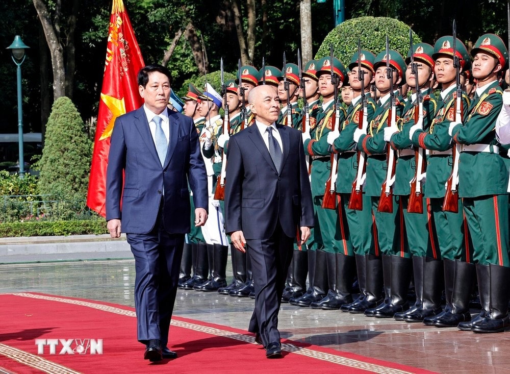 Chủ tịch nước Lương Cường và Quốc vương Campuchia Norodom Sihamoni duyệt Đội danh dự Quân đội Nhân dân Việt Nam. Ảnh: Lâm Khánh/TTXVN