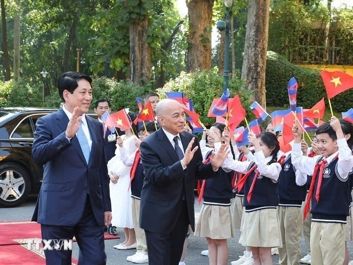 Thiếu nhi Thủ đô chào đón Quốc vương Campuchia Norodom Sihamoni thăm cấp Nhà nước tới Việt Nam. Ảnh: Lâm Khánh/TTXVN