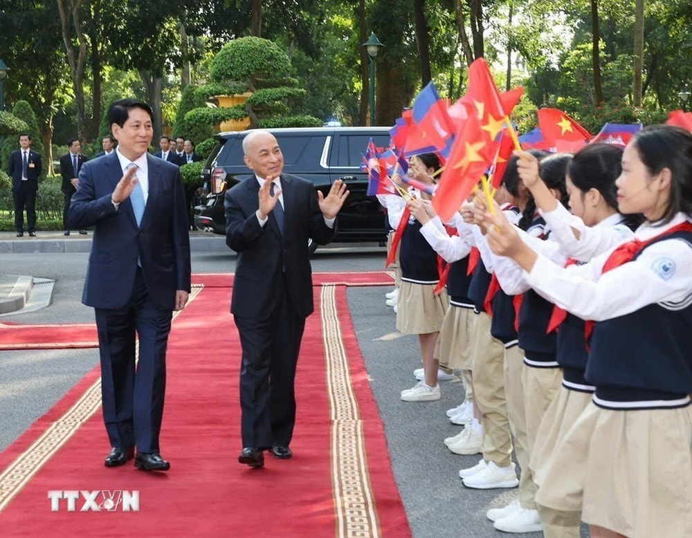 Thiếu nhi Thủ đô chào đón Quốc vương Campuchia Norodom Sihamoni thăm cấp Nhà nước tới Việt Nam. Ảnh: Lâm Khánh/TTXVN