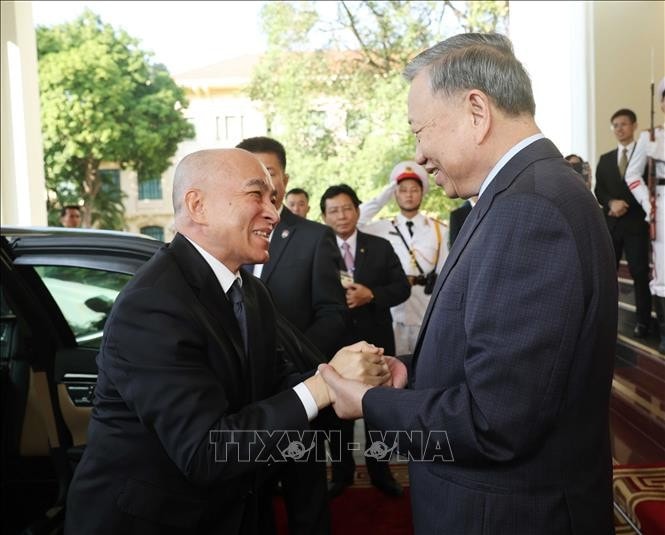 vna-potal-tong-bi-thu-to-lam-hoi-kien-quoc-vuong-campuchia-norodom-sihamoni-stand-1.jpg