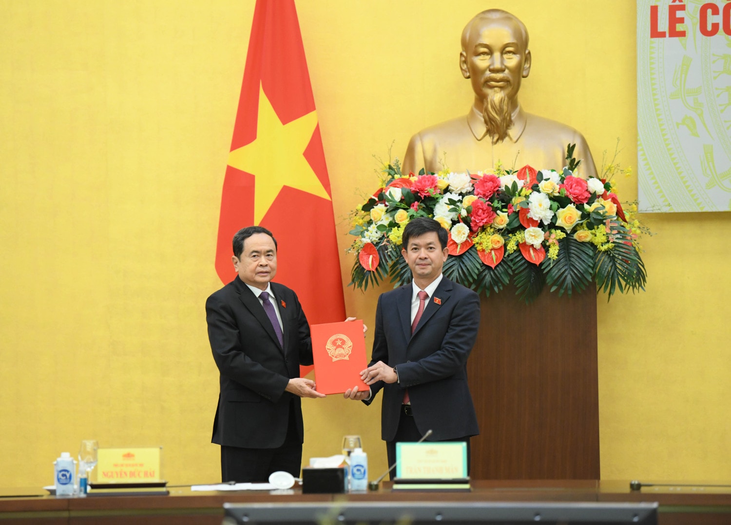 Chủ tịch Quốc hội Trần Thanh Mẫn trao Nghị quyết bổ nhiệm Chủ nhiệm Văn phòng Quốc hội đối với ông Lê Quang Tùng. Ảnh: Lâm Hiển