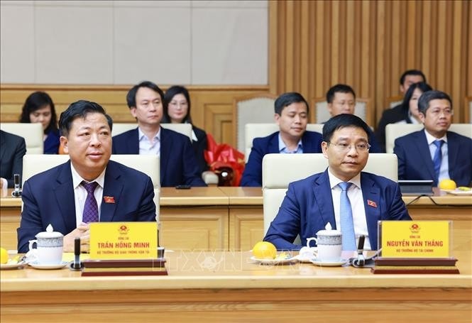 Bộ trưởng Bộ Tài chính Nguyễn Văn Thắng và Bộ trưởng Bộ Giao thông Vận tải Trần Hồng Minh. Ảnh: Dương Giang/TTXVN