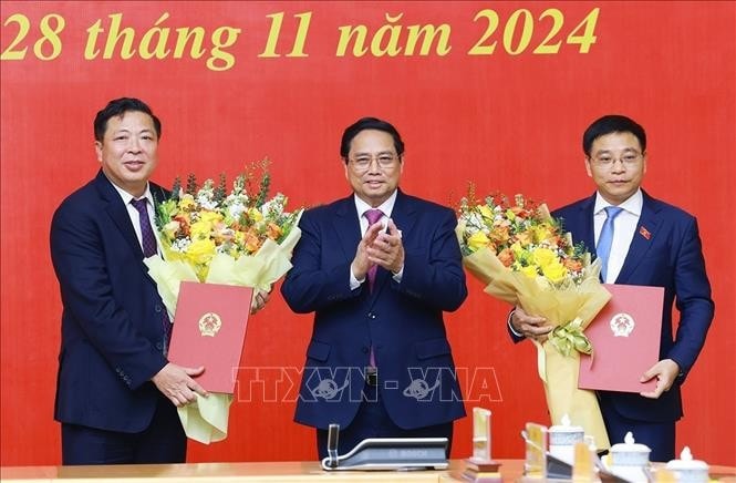 Thủ tướng Phạm Minh Chính trao Quyết định của Chủ tịch nước bổ nhiệm đồng chí Nguyễn Văn Thắng giữ chức Bộ trưởng Bộ Tài chính và đồng chí Trần Hồng Minh giữ chức Bộ trưởng Bộ Giao thông Vận tải. Ảnh: Dương Giang/TTXVN