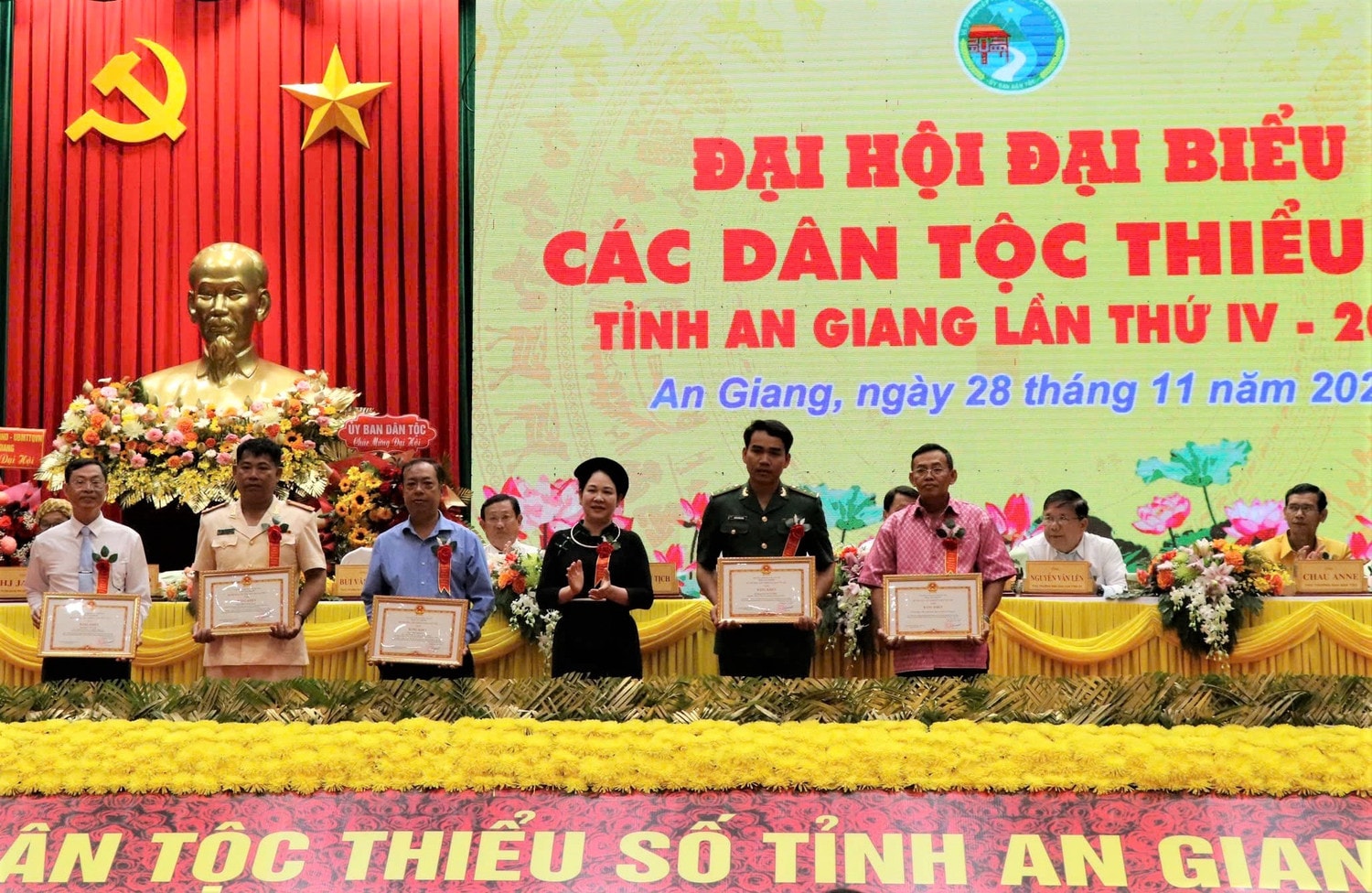 khen-thuong.jpg