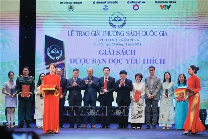 Ban tổ chức trao giải Sách được bạn đọc yêu thích cho các tác giả, nhóm tác giả đoạt giải. Ảnh: Minh Quyết - TTXVN