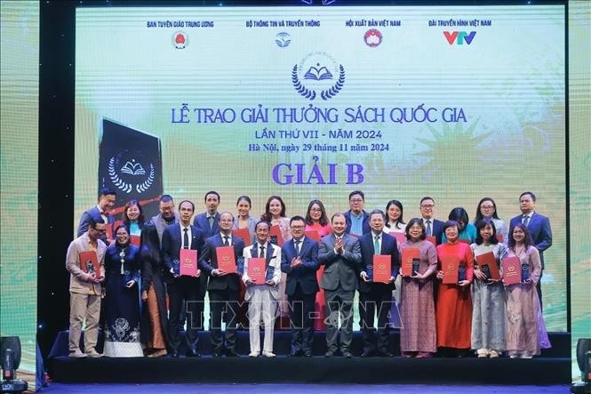 Ban tổ chức trao giải B cho các tác giả, nhóm tác giả đoạt giải. Ảnh: Minh Quyết - TTXVN