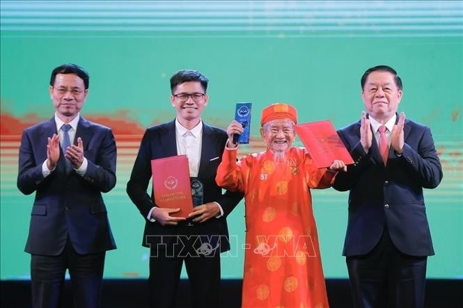 Trưởng Ban Tuyên giáo Trung ương Nguyễn Trọng Nghĩa và Bộ trưởng Bộ Thông tin và Truyền thông Nguyễn Mạnh Hùng trao giải A cho tác giả Nguyễn Đình Tư (104 tuổi) với Bộ sách 2 tập Gia Định - Sài Gòn - Thành phố Hồ Chí Minh: Dặm dài lịch sử (1698-2020) - Nhà xuất bản Tổng Hợp TP.HCM. Ảnh: Minh Quyết - TTXVN