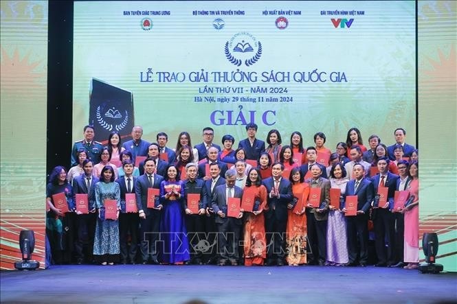 Ban tổ chức trao giải C cho các tác giả, nhóm tác giả đoạt giải. Ảnh: Minh Quyết - TTXVN