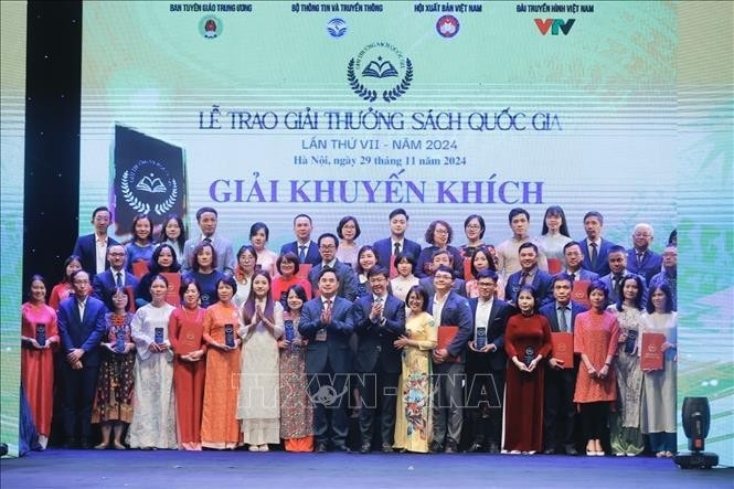 Ban tổ chức trao giải Khuyến khích cho các tác giả, nhóm tác giả đoạt giải. Ảnh: Minh Quyết - TTXVN