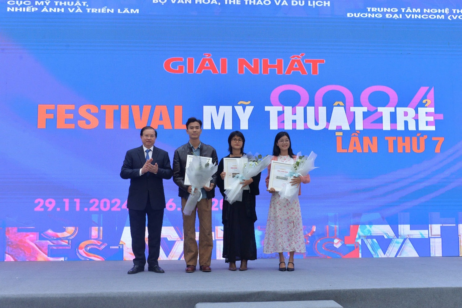 nhat.jpg
